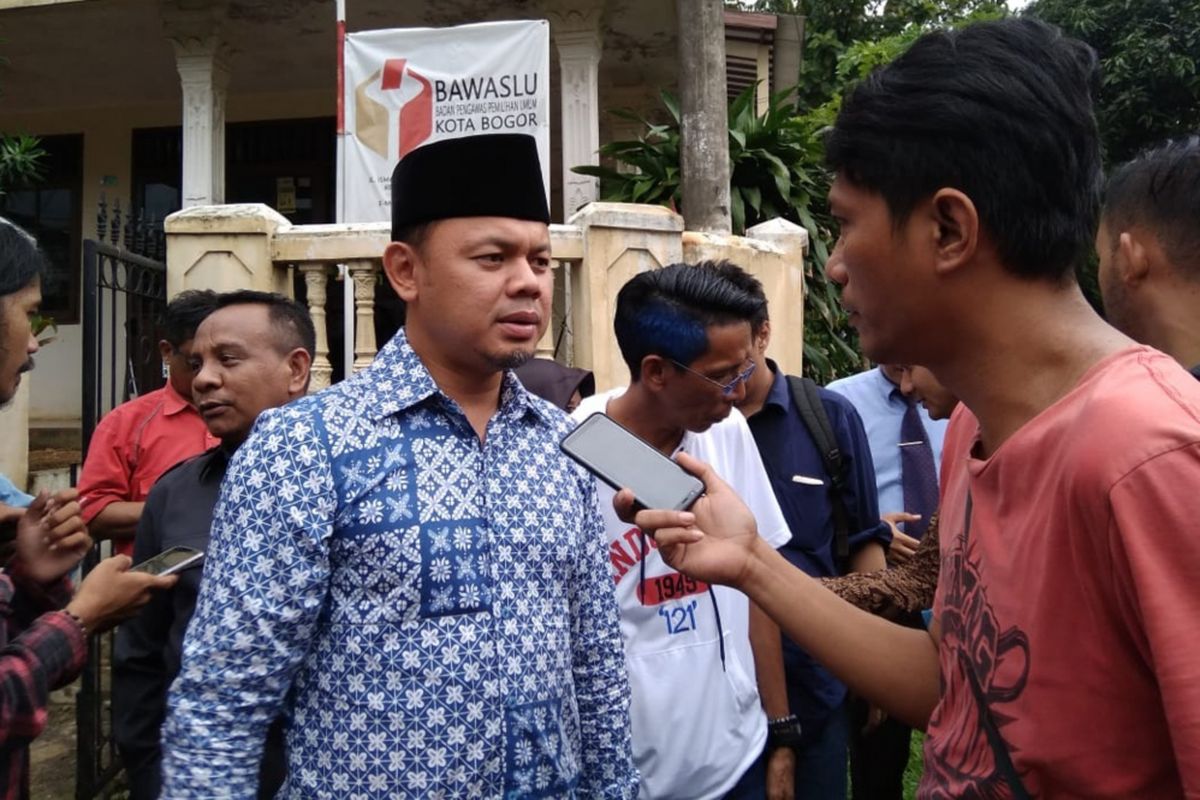 Wali Kota Bogor Bima Arya Sugiarto saat memberikan keterangan usai diperiksa Bawaslu Kota Bogor, Jumat (11/1/2019).