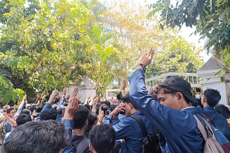 Demo di DPRD NTB, Mahasiswa Desak Kabut Asap Karhutla Ditetapkan sebagai Bencana Nasional