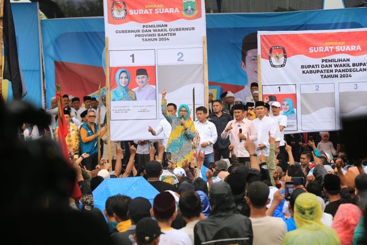 Kampanye pasangan calon gubernur-wakil gubernur Banten Airin Rachmi Diany-Ade Sumardi menutup kampanye Pilkada Banten dengan menggelar istigasah dan doa bersama di Alun-Alun Pagelaran, Kabupaten Pandeglang, Sabtu (23/11/2024). 