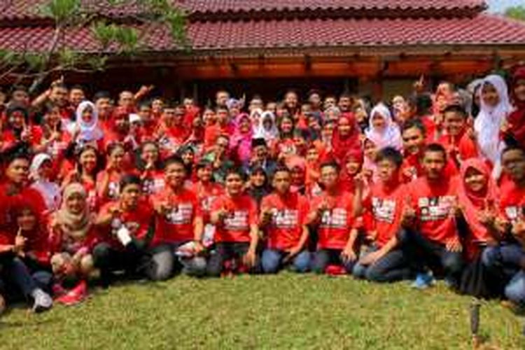 Para finalis AHMBS 2016 berfoto bersama Prof Dr Ing H Bacharuddin Jusuf Habibie (tengah) dan manajemen AHM seusai acara motivasi kepada siswa-siswi peserta AHMBS di kediaman Prof Dr Ing H Bacharuddin Jusuf Habibie, Kuningan (7/8).  AHM mengumpulkan 69 calon enterprenur muda dari berbagai wilayah di Indonesia pada final AHMBS 2016 di Jakarta untuk berkompetisi memaparkan ide dan kreativitasnya menawarkan inovasi untuk memberikan manfaat bagi masyarakat dan lingkungannya.