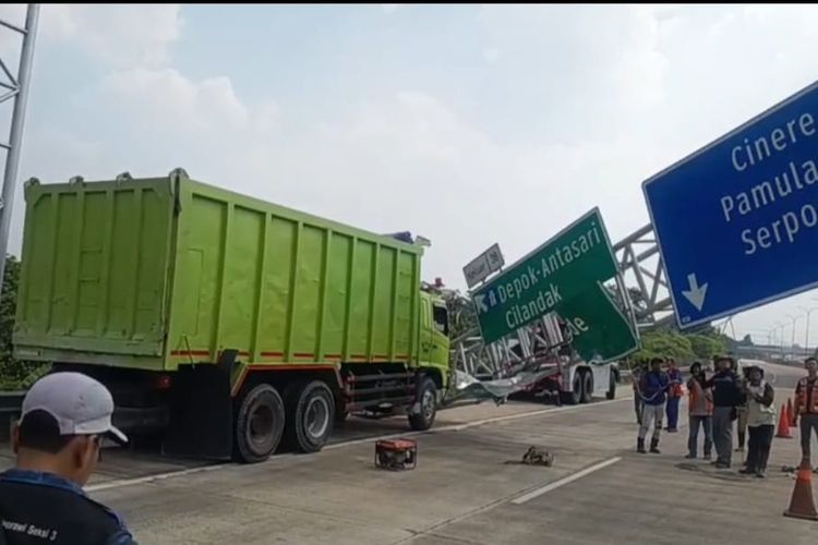 Plang Penunjuk Arah di Tol Cijago Depok Roboh Ditabrak Truk