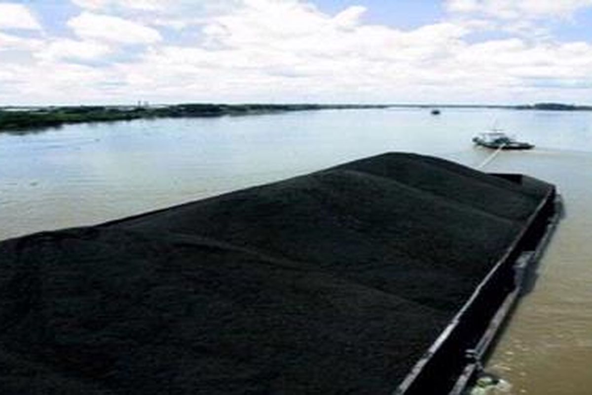 Ilustrasi: Tugboat menarik tongkang berisi batu bara melewati Sungai Barito.