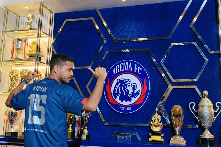 Hasyim Kipuw seusai diperkenalkan sebagai pemain baru Arema FC untuk musim 2022 di Kandang Singa Kantor Arema FC Kota Malang, Senin (11/3/2022) siang.