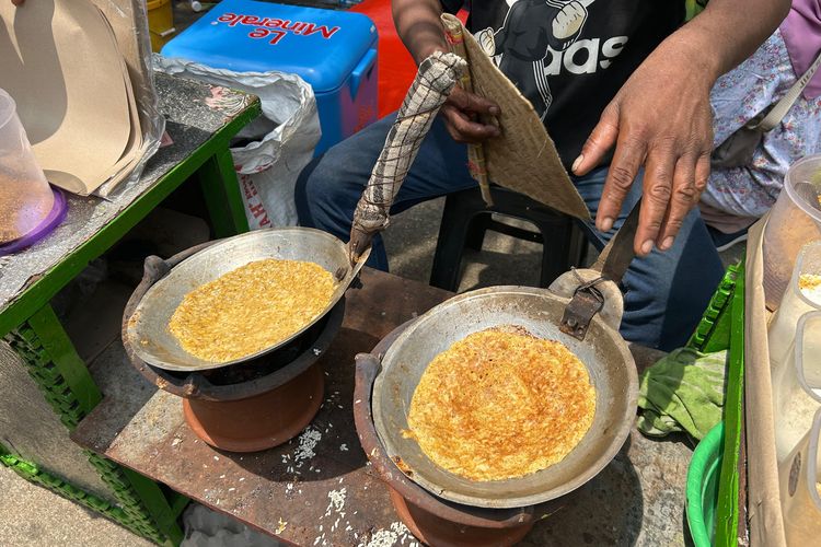 Kerak telor, salah satu kuliner tradisional khas Betawi di Lebaran Betawi 2026, Sabtu (11/4/2026). 