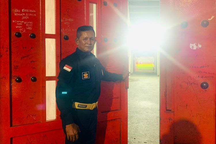 Menjaga dari Balik Pintu Stadion, Cara Sederhana Bertanggung Jawab Andi Jalani Hidup