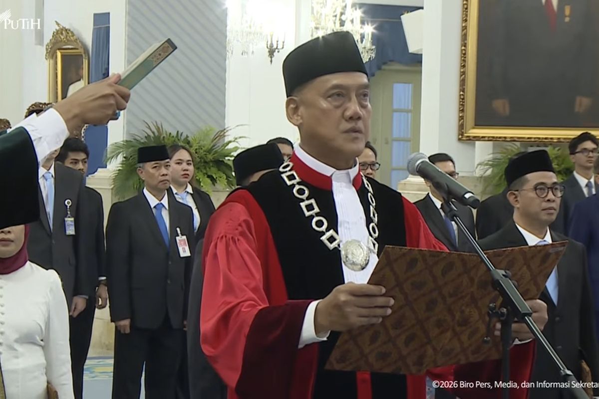 Liliek Prisbawono Adi Resmi Dilantik sebagai Hakim Konstitusi MK oleh Presiden Prabowo