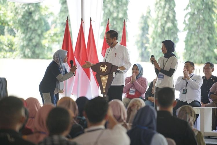 Jokowi saat bertemu dengan nasabah PNM Mekaar di Kabupaten Magelang. 