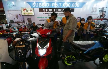 Gimik subsidi Rp 7 juta untuk pembelian motor listrik di Indonesia International Motor Show (IIMS) 2023 di JIExpo, Kemayoran, Jakarta Pusat, Minggu (19/2/2023). Gimik tersebut diberikan sama saja dengan potongan harga atau diskon. Pasalnya, regulasi insentif motor listrik belum resmi dikeluarkan pemerintah.