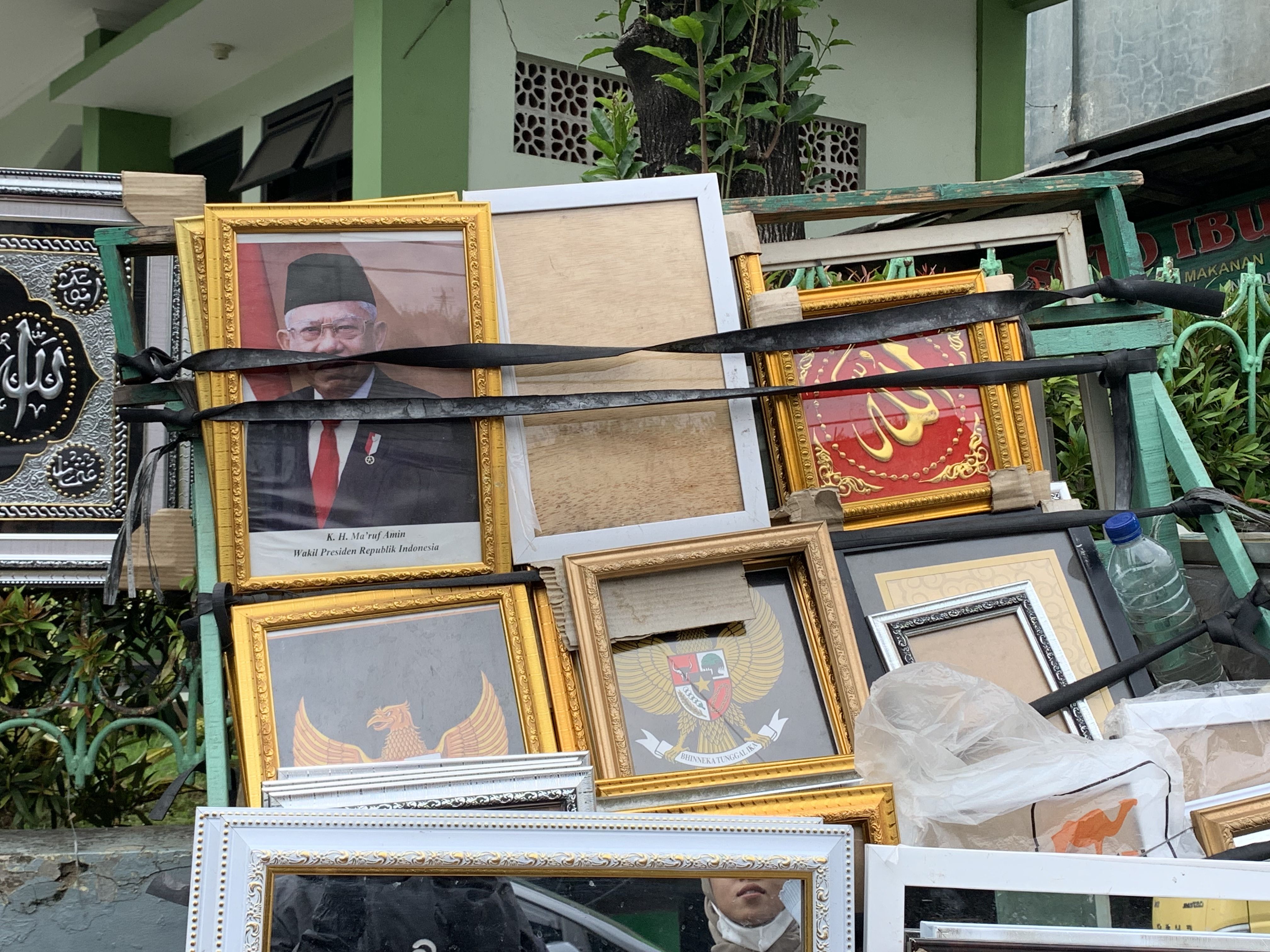 Prabowo-Gibran Belum Dilantik, Pedagang Pigura: Belum Berani Jual, Presidennya Masih Jokowi