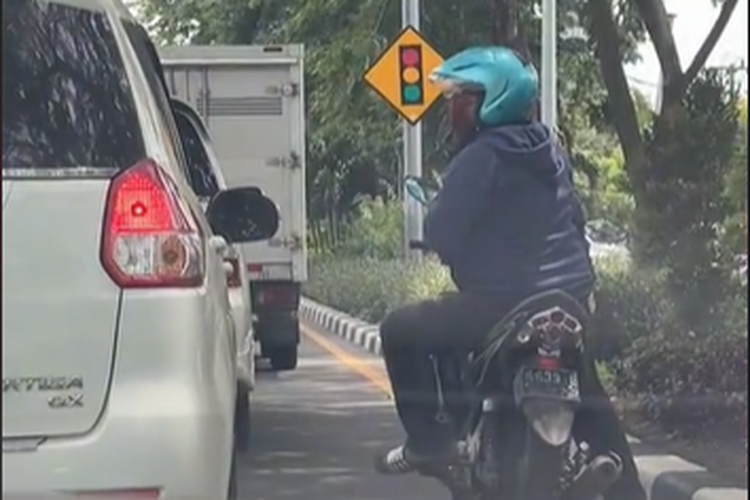 Tangkapan layar video viral pengendara motor ketuk kaca mobil, Surabaya