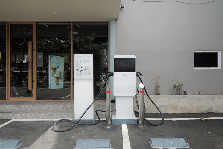 Gerai Starbucks Adhyaksa menyediakan fasilitas pengisian daya kendaraan listrik di area parkir.