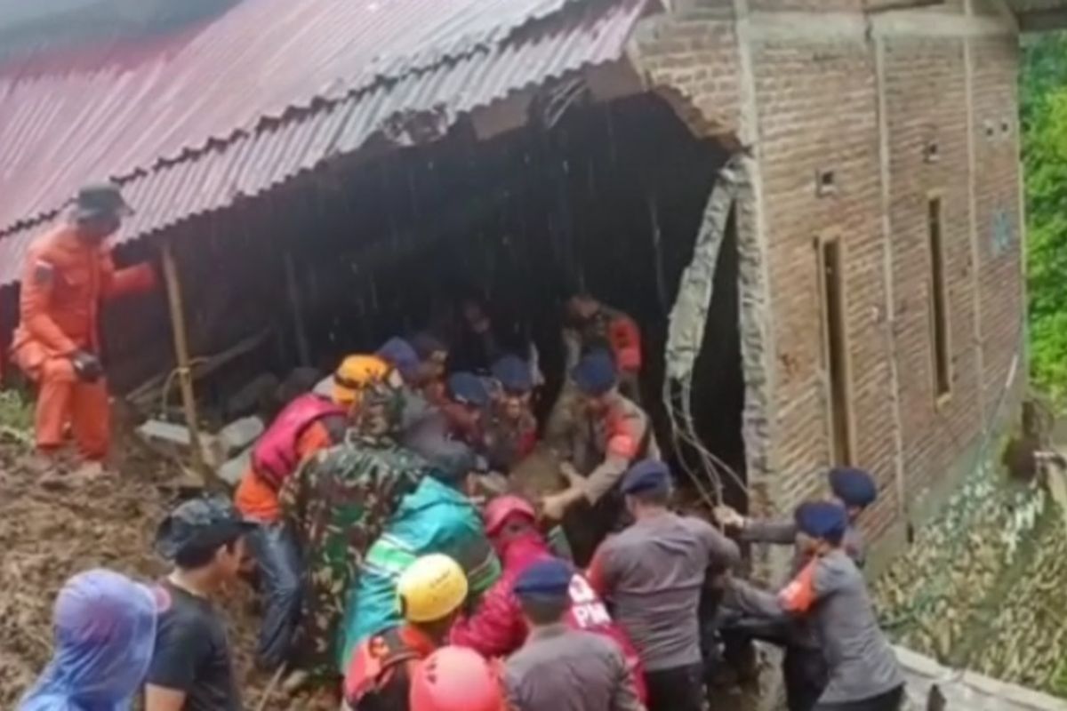 1 orang dari 6 orang korban longsor di jalan poros penghubung Kabupaten Maros dan Bone, tepatnya di Dusun Moncong Jai, Desa Rompegading, Kecamatan Cenrana, Kabupaten Maros, Sulawesi Selatan ditemukan meninggal dunia, Rabu (28/12/2022) pagi.