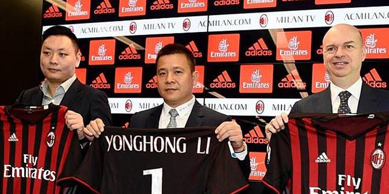 Li Yonghong (tengah) saat pengumuman akuisisi AC Milan dari Silvio Berlusconi, 2017 silam.