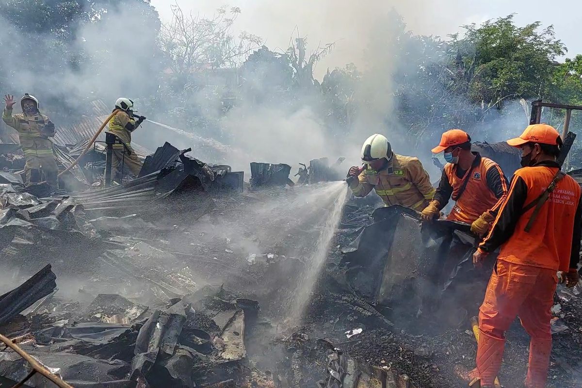 Kebakaran melanda lapak rongsok di Jalan Musyawarah, Kebon Jeruk, Jakarta Barat, pada Kamis (1/12/2022) sekitar pukul 08.50 WIB. 