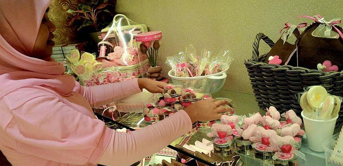 Pramusaji menata produk berupa penganan dan pernak-pernik cokelat untuk Valentine atau Hari Kasih Sayang di Dapur Cokelat, Jalan Pajajaran, Kota Bogor.