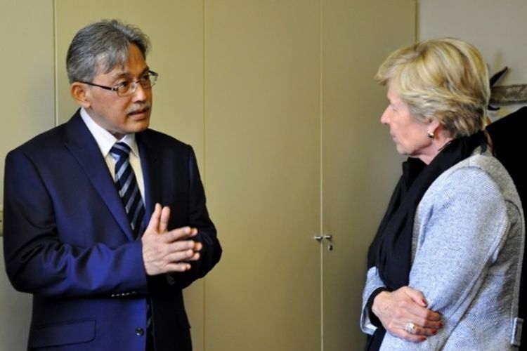 Duta besar RI untuk Belgia Yuri Thamrin sedang berbincang dengan rektor Universitas Ghent, Anne De Pape.