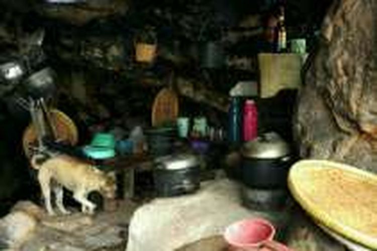 Mbah Ijem hidup di Gua Langse ditemani oleh seekor anjing yang diberinya nama Bambang
