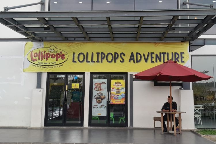 Lollipos Adventure merupakan salah satu permainan trampolin yang berada di Kiara Artha Park
