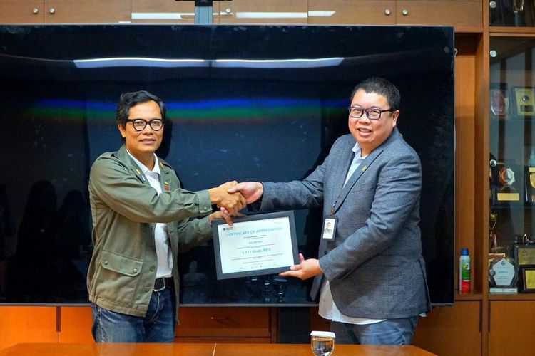 Direktur PLN Energi Manajemen Indonesia (PLN EMI) Henri Firdaus, menyerahkan sertifikat pembelian Renewable Energy Certificate (REC) kepada Wisnu Nugroho, VP Sustainability KG Media, sebagai simbol komitmen KG Media dalam mendukung penggunaan energi terbarukan dan praktik bisnis berkelanjutan