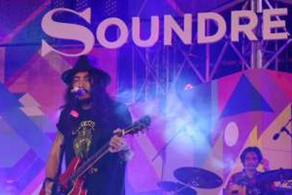 Marcello Tahitoe atau Ello melantunkan lagu Sendu Melagu milik band Barasuara dalam pertunjukan bernama Soundrenaline Project, pada hari pertama pergelaran musik Soundrenaline di Garuda Wisnu Kencana (GWK), Badung, Bali, Sabtu (3/9/2016).