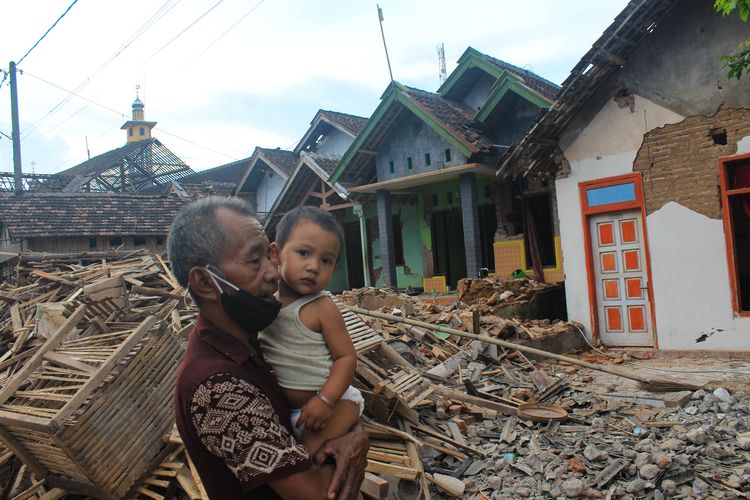 Kondisi sejumlah rumah yang rusak akibat gempa di Desa Majangtengah, Kecamatan Dampit, Kabupaten Malang, Senin (12/4/2021). Gempa bermagnitudo 6,1 itu terjadi pada Sabtu (10/4/2021) di laut selatan Kabupaten Malang dan mengguncang sejumlah daerah di Jawa Timur.