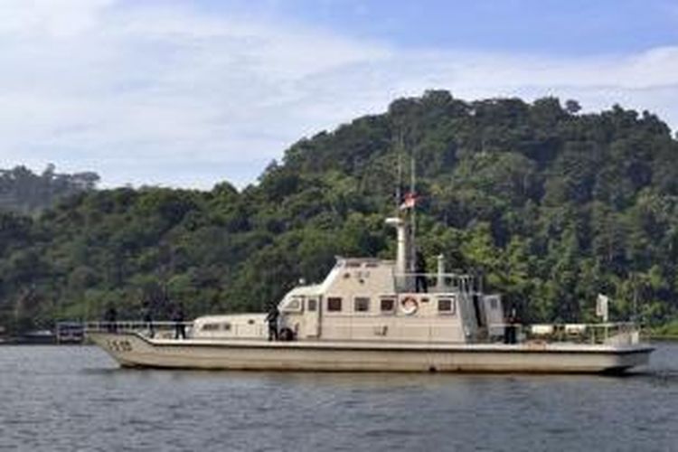 Sebuah kapal Angkatan Laut Indonesia berpatroli di perairan dekat Pulau Nusakambangan, yang akan menjadi lokasi eksekusi mati sejumlah terpidana mati termasuk dua warga negara Australia.