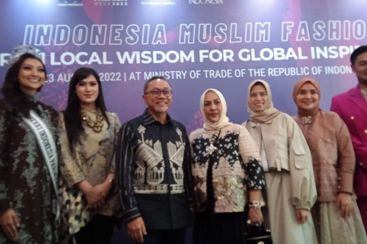 Mendag zulkifli hasan dalam acara Indonesia Muslim Fashion From Local Wisdom for Global Inspiration di Jakarta, Selasa (23/8/2022).