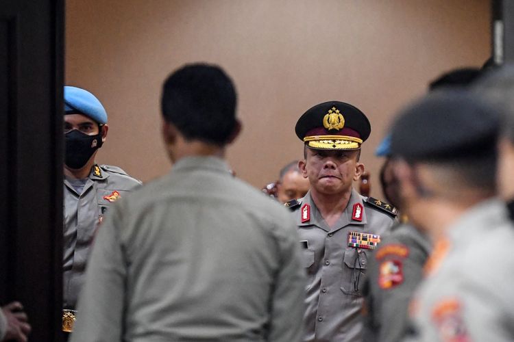 Mantan Kadiv Propam Polri Irjen Ferdy Sambo (kanan) bersiap keluar ruangan usai mengikuti sidang Komisi Kode Etik Polri (KKEP) di Gedung Transnational Crime Center (TNCC) Divisi Propam Mabes Polri, Jakarta, Jumat (26/8/2022) dini hari. Pimpinan sidang KKEP yakni Kepala Badan Intelijen Keamanan (Kabaintelkam) Polri Komjen Pol Ahmad Dofiri memutuskan bahwa Ferdy Sambo disanksi Pemberhentian Tidak Dengan Hormat (PTDH) sebagai anggota Polri selain itu juga dijatuhkan sanksi etik dengan dinyatakan sebagai perbuatan tercela dan sanksi administratif berupa penempatan khusus selama 40 hari atas kasus pembunuhan Nofriansyah Yosua Hutabarat atau Brigadir J. ANTARA FOTO/M Risyal Hidayat/foc.