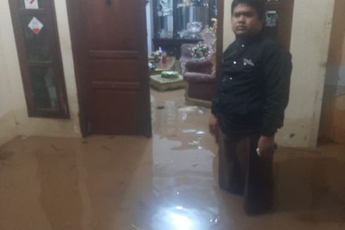 Banjir di Kramatjati karena Tanggul Jebol, Warga Kaget Air Muncul dari Bawah Lantai