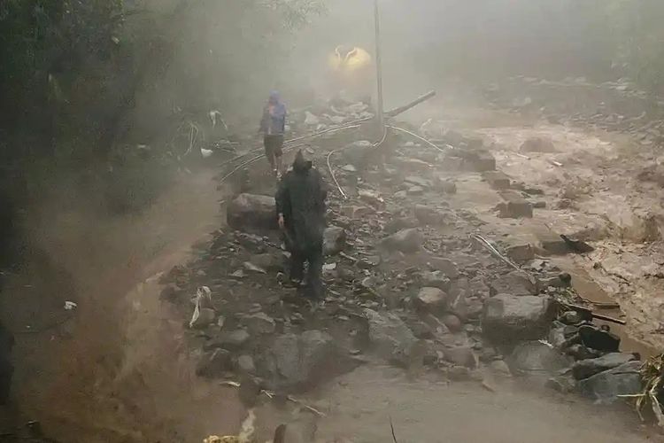 Banjir di Wisata Air Panas Guci Tegal, Pancuran 13 Lenyap