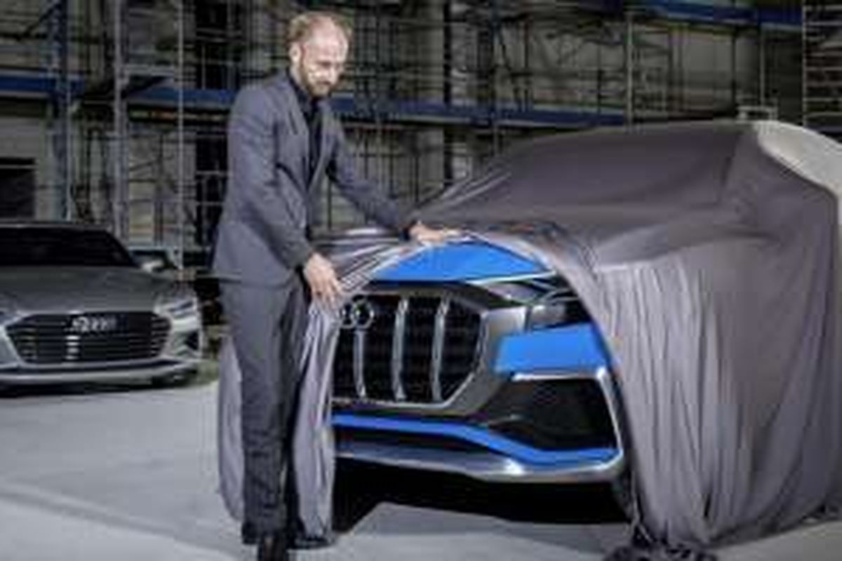 Chief Designer Audi Marc Lichte saat mempertontonkan gril Q8 Concept.