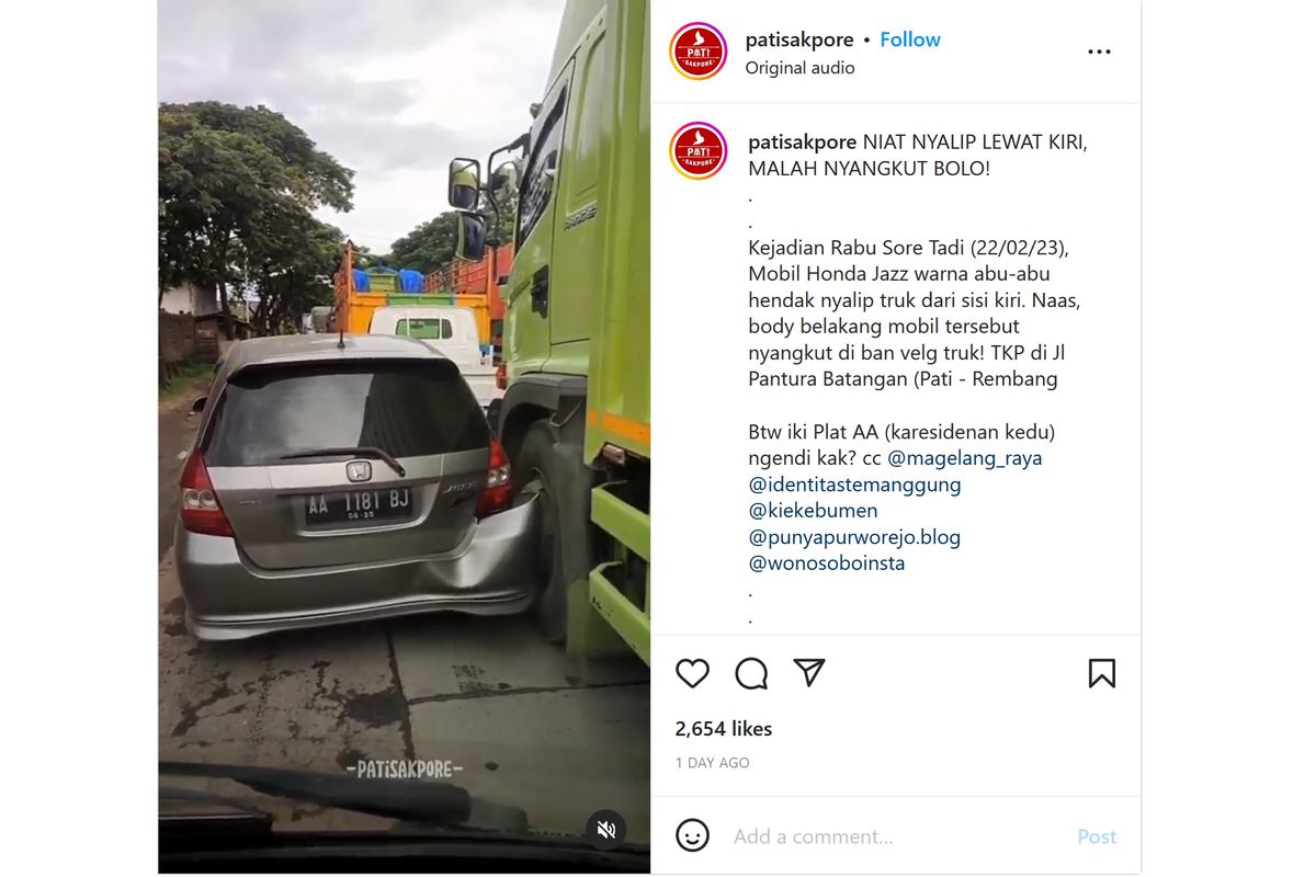 Video viral memperlihatkan Honda Jazz yang nyangkut di saat hendak menyalip truk dari sebelah kiri.