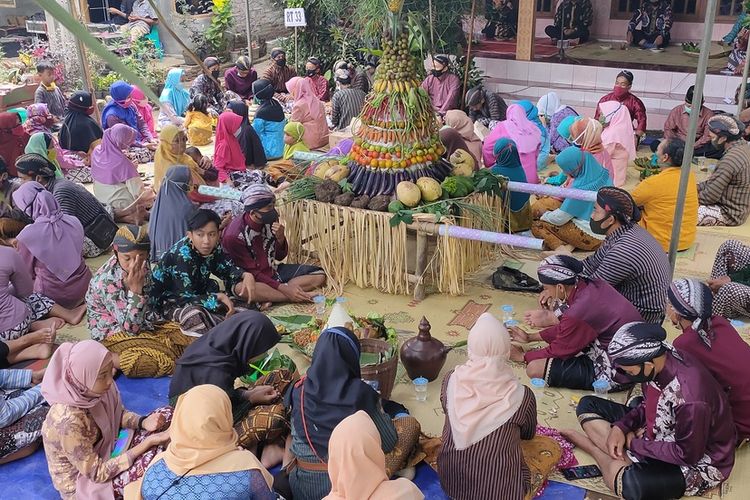 Seratusan orang mengikuti merti dusun dan memetri petilasan Dhamarwulan di Pedukuhan Talunombo, Kalurahan Sidomulyo, Kapanewon (kecamatan) Pengasih, Kulon Progo, DI Yogyakarta.