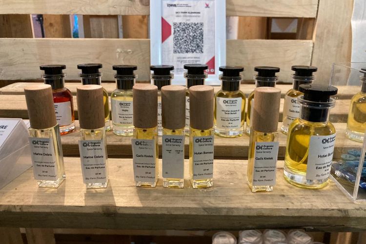 Produk fesyen dari jenama lokal asal Banyuwangi bernama Organic Culture. Mereka memanfaatkan sumber daya alam di kawasan, serta limbah plastik dan kain perca dari pesisir pantai yang dikumpulkan setiap kegiatan pembersihan pantai tahunan.