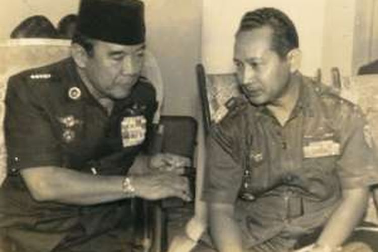 Presiden RI ke I Soekarno dan Jenderal Soeharto.