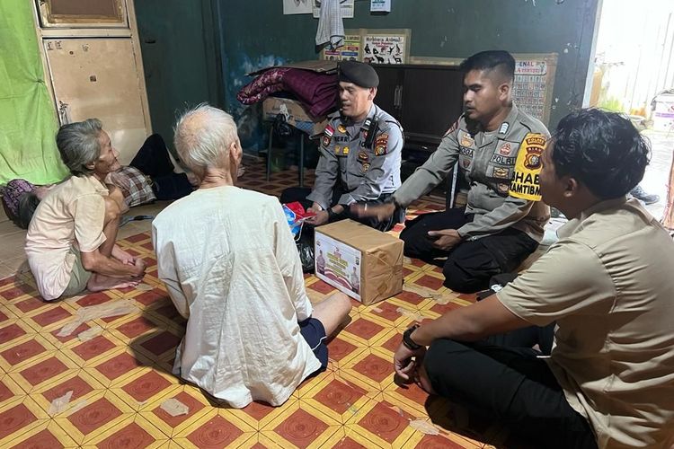 Petugas Polsek Rupat memberikan bantuan sembako seraya sosialisasi pemilu kepada warga Suku Akit, di Kelurahan Batu Panjang, Kecamatan Rupat, Kabupaten Bengkalis, Riau, Senin (8/1/2024).