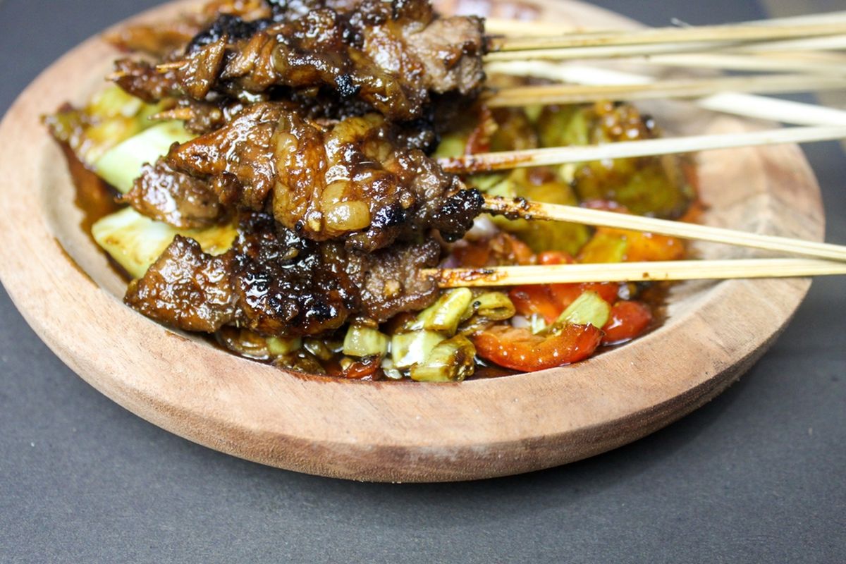 ilustrasi sate kambing bumbu kecap. 