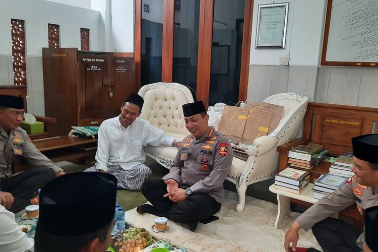 Kapolri Jenderal Listyo Sigit Prabowo bersilaturahmi dengan Gus Baha di Pondok Pesantren Narukan di Kabupaten Rembang, Jawa Tengah, Minggu (30/10/2022)