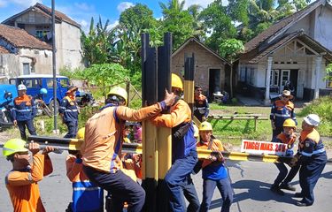 Pemasangan portal dimensi atas yang dilakukan oleh PT KAI Daop 9 Jember pada Selasa (22/4/2025)