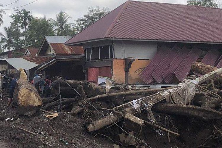 Rumah Ummi Risa diterjang banjir lahar dingin atay galodo di Jorong Dusun Tuo, Nagari Limo Kaum, Kecamatan Limo Kaum, Tanah Datar, Sumatera Barat. Ummi Raisa beserta keponakan dan cucunya belum juga ditemukan, Senin (13/5/2024).