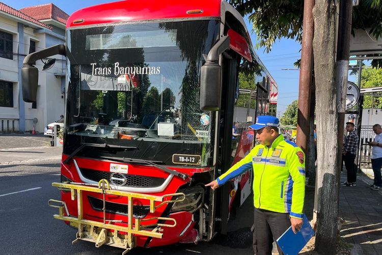 Hilang Kendali, Bus Trans Banyumas Tabrak 4 Kendaraan yang Terparkir di Pinggir Jalan