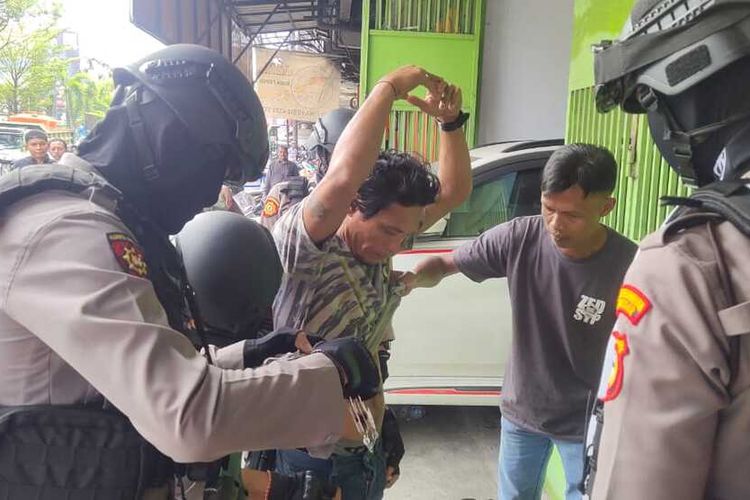 Polisi menangkap dua preman yang melakukan pemalakan terhadap sopir taksi online di Pelabuhan Makassar, Sulsel