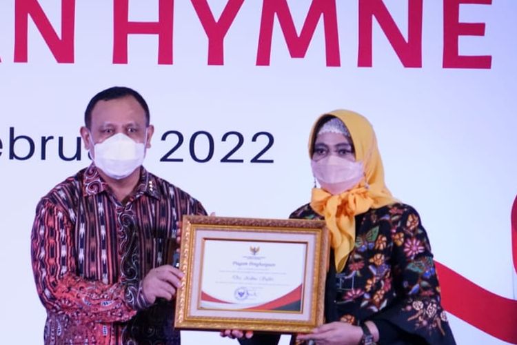 Ketua KPK Firli Bahuri dan istrinya, Ardina Safitri, dalam acara penyerahan Surat Pencatatan Ciptaan Lagu Mars dan Himne Komisi Pemberantasan Korupsi, Kamis (17/2/2022).