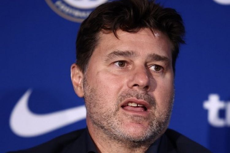 Pelatih asal Chelsea, Mauricio Pochettino, ketika datang daalam sesi konferensi pers di Stamford Bridge, London, pada 7 Juli 2023. Terkini, Pochettino mengaku tak punya kuasa dalam aktivitas transfer Chelsea. (Foto oleh HENRY NICHOLLS / AFP)