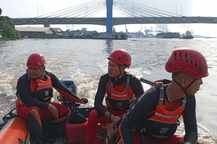 Tim Basarnas Palembang melakukan penyisiran di perairan sungai Musi pasca ledakan perahu jukung yang berlangsung pada Senin (2/4/2024) malam kemarin.