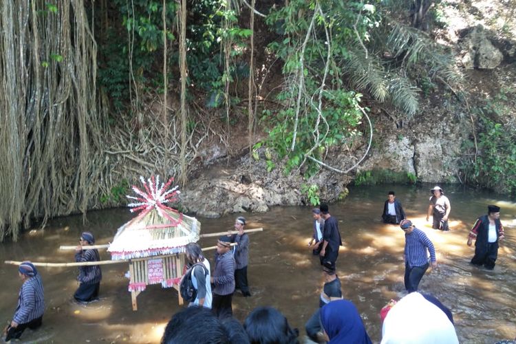 Potret prosesi manten kucing di Desa Sumberejo, Kecamatan Gedangan.