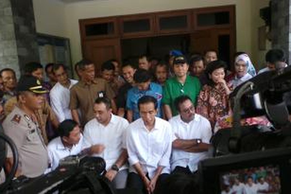 Gubernur DKI Jakarta Joko Widodo dalam kunjungannya di sungai Cisadane. Sabtu (25/1/2014).