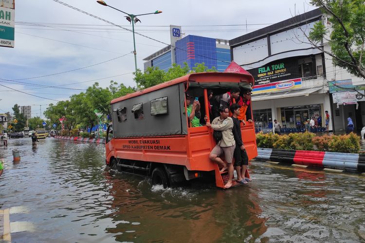 BANJIR DEMAK: Kawasan Jalan Sultan Fatah, Kelurahan Bintoro, Kabupaten Demak, tampak tergenang banjir, Senin (18/3/2024). (KOMPAS.COM/NUR ZAIDI).