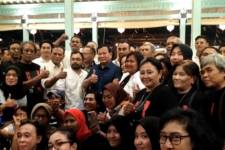 Momen seratusan relawan Jokowi-Gibran bertemu Bakal Calon Wakil Presiden (Bacawapres) mendampingi Prabowo Subianto, pada Rabu (9/8/2023).