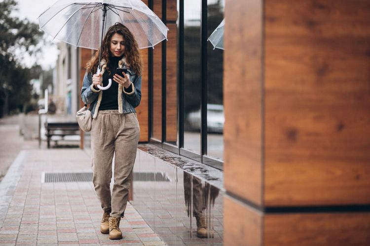 Tetap tampil keren saat langit mendung. Ini inspirasi outfit musim hujan yang nyaman, praktis, dan tetap stylish untuk menemani aktivitasmu seharian.